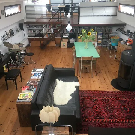 Sunny And Light Spacious Houseboat