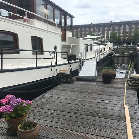 Sunny And Light Spacious Houseboat