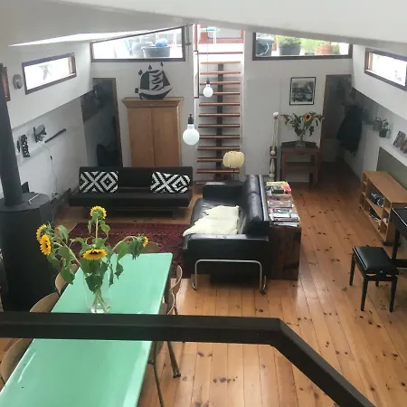Sunny And Light Spacious Houseboat